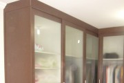 armário embutido mdf com portas em vidro.