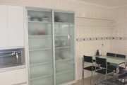 armário em mdf com portas de vidro.